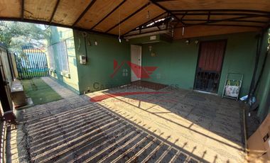 Casa de Esquina Aislada con 4 Dormitorios, 2 Baños, Villa Los Cantaros ll, Comuna de Quilicura.