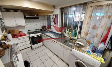 Casa de Esquina Aislada con 4 Dormitorios, 2 Baños, Villa Los Cantaros ll, Comuna de Quilicura.