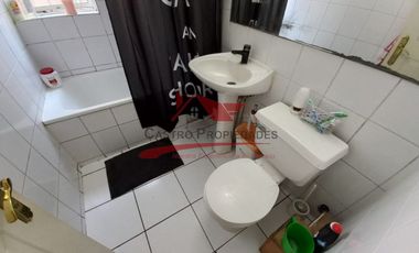 Casa de Esquina Aislada con 4 Dormitorios, 2 Baños, Villa Los Cantaros ll, Comuna de Quilicura.
