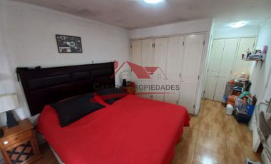 Casa de Esquina Aislada con 4 Dormitorios, 2 Baños, Villa Los Cantaros ll, Comuna de Quilicura.
