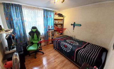Casa de Esquina Aislada con 4 Dormitorios, 2 Baños, Villa Los Cantaros ll, Comuna de Quilicura.
