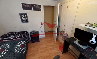 Casa de Esquina Aislada con 4 Dormitorios, 2 Baños, Villa Los Cantaros ll, Comuna de Quilicura.