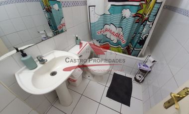 Casa de Esquina Aislada con 4 Dormitorios, 2 Baños, Villa Los Cantaros ll, Comuna de Quilicura.
