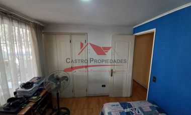 Casa de Esquina Aislada con 4 Dormitorios, 2 Baños, Villa Los Cantaros ll, Comuna de Quilicura.