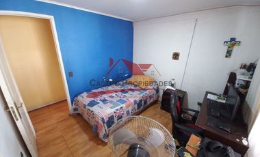 Casa de Esquina Aislada con 4 Dormitorios, 2 Baños, Villa Los Cantaros ll, Comuna de Quilicura.