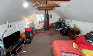 Casa de Esquina Aislada con 4 Dormitorios, 2 Baños, Villa Los Cantaros ll, Comuna de Quilicura.