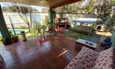 Casa de Esquina Aislada con 4 Dormitorios, 2 Baños, Villa Los Cantaros ll, Comuna de Quilicura.