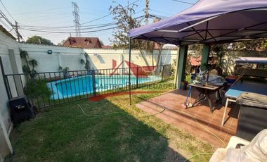 Casa de Esquina Aislada con 4 Dormitorios, 2 Baños, Villa Los Cantaros ll, Comuna de Quilicura.