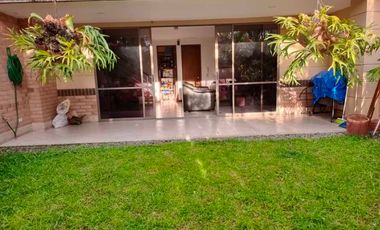 VENTA DE CASA EN BENEDICTINOS, ENVIGADO, CON TERRAZA, ZONA VERDE Y EXCELENTE UBICACIÓN