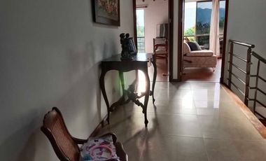 VENTA DE CASA EN BENEDICTINOS, ENVIGADO, CON TERRAZA, ZONA VERDE Y EXCELENTE UBICACIÓN