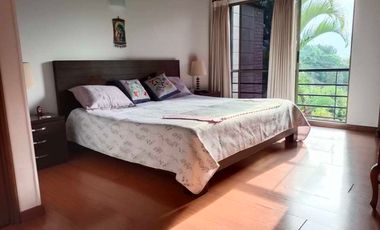 VENTA DE CASA EN BENEDICTINOS, ENVIGADO, CON TERRAZA, ZONA VERDE Y EXCELENTE UBICACIÓN