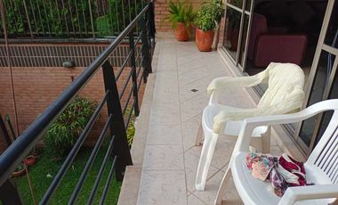 VENTA DE CASA EN BENEDICTINOS, ENVIGADO, CON TERRAZA, ZONA VERDE Y EXCELENTE UBICACIÓN