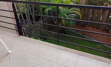 VENTA DE CASA EN BENEDICTINOS, ENVIGADO, CON TERRAZA, ZONA VERDE Y EXCELENTE UBICACIÓN