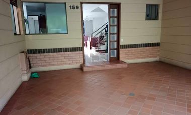 VENTA DE CASA EN BENEDICTINOS, ENVIGADO, CON TERRAZA, ZONA VERDE Y EXCELENTE UBICACIÓN
