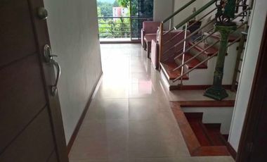 VENTA DE CASA EN BENEDICTINOS, ENVIGADO, CON TERRAZA, ZONA VERDE Y EXCELENTE UBICACIÓN
