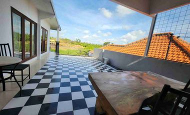 VILLA LANTAI II DENGAN PEMANDANGAN SAWAH