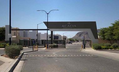 Casa en venta dentro de fraccionamiento las Acacias