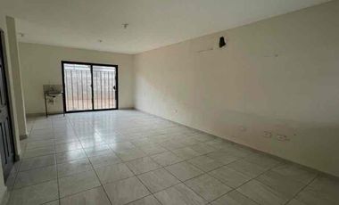 Casa en venta dentro de fraccionamiento las Acacias