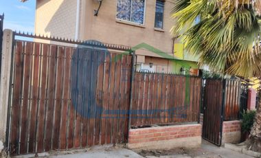CASA DE TRES PISOS EN ARRIENDO