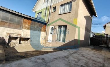 CASA DE TRES PISOS EN ARRIENDO
