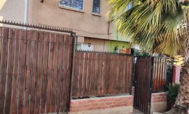 CASA DE TRES PISOS EN ARRIENDO