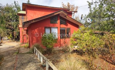 Leon Propiedades vende parcela con gran casa en sector Cuyuncavi, Curacaví.