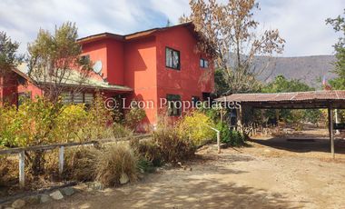 Leon Propiedades vende parcela con gran casa en sector Cuyuncavi, Curacaví.