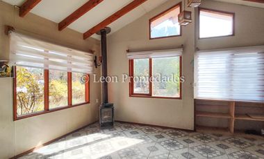 Leon Propiedades vende parcela con gran casa en sector Cuyuncavi, Curacaví.