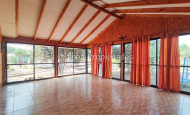 Leon Propiedades vende parcela con gran casa en sector Cuyuncavi, Curacaví.