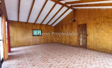 Leon Propiedades vende parcela con gran casa en sector Cuyuncavi, Curacaví.