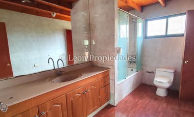 Leon Propiedades vende parcela con gran casa en sector Cuyuncavi, Curacaví.