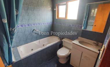 Leon Propiedades vende parcela con gran casa en sector Cuyuncavi, Curacaví.