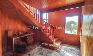 Leon Propiedades vende parcela con gran casa en sector Cuyuncavi, Curacaví.