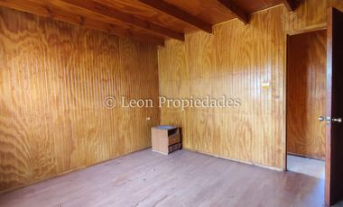 Leon Propiedades vende parcela con gran casa en sector Cuyuncavi, Curacaví.