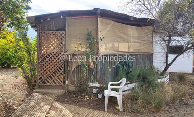 Leon Propiedades vende parcela con gran casa en sector Cuyuncavi, Curacaví.