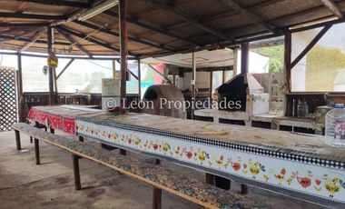 Leon Propiedades vende parcela con gran casa en sector Cuyuncavi, Curacaví.