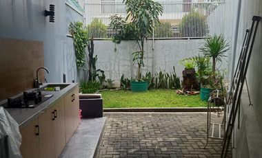 Dijual Rumah 2 Lantai Terawat Siap Huni di Sayap Setraduta