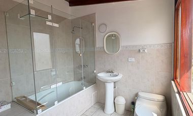 SURCO, COMODO DEPARTAMENTO TRIPLEX 4 DORM