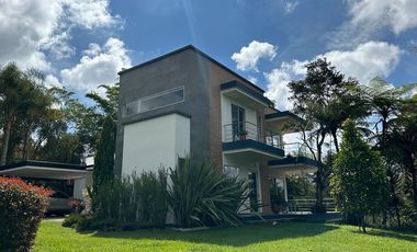 SE ARRIENDA  CASA  RIONEGRO  ANTIOQUIA