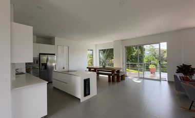 SE ARRIENDA  CASA  RIONEGRO  ANTIOQUIA