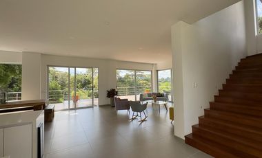 SE ARRIENDA  CASA  RIONEGRO  ANTIOQUIA