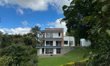 SE ARRIENDA  CASA  RIONEGRO  ANTIOQUIA