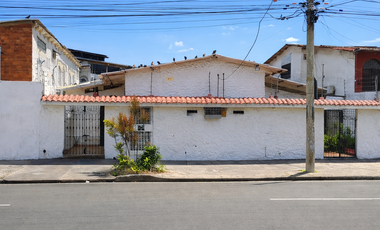 Casa en venta en Barrio Centenario, sur de Guayaqui en la Av. Vicente Trujillo.
