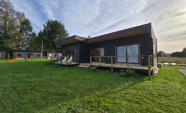 Oportunidad de Inversión en Valdivia: Casa Mediterránea + 4 Cabañas Amobladas