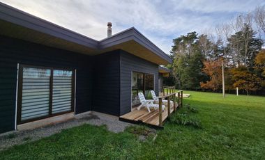 Oportunidad de Inversión en Valdivia: Casa Mediterránea + 4 Cabañas Amobladas