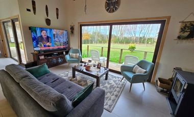 Oportunidad de Inversión en Valdivia: Casa Mediterránea + 4 Cabañas Amobladas