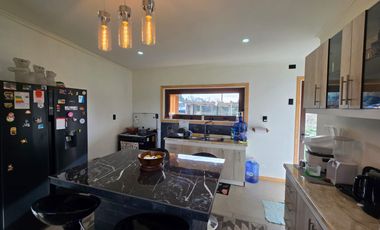 Oportunidad de Inversión en Valdivia: Casa Mediterránea + 4 Cabañas Amobladas