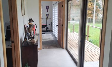 Oportunidad de Inversión en Valdivia: Casa Mediterránea + 4 Cabañas Amobladas