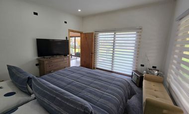 Oportunidad de Inversión en Valdivia: Casa Mediterránea + 4 Cabañas Amobladas