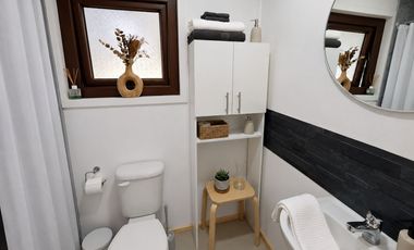 Oportunidad de Inversión en Valdivia: Casa Mediterránea + 4 Cabañas Amobladas